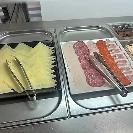 Free Parking, Free Breakfast, Only 15 Min Downtown Hotel