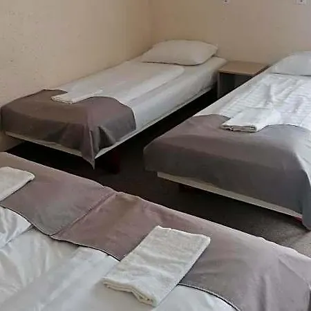 Free Parking, Free Breakfast, Only 15 Min Downtown Hotel